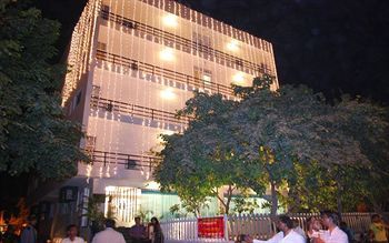 Dwarka Palace Samalkha Buitenkant foto